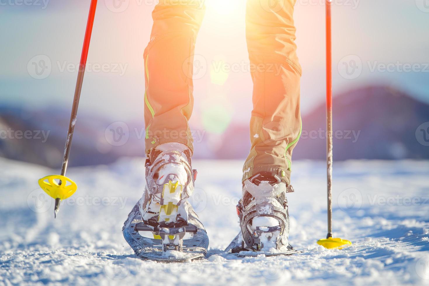 wandelen met sneeuwschoenen in de bergen foto