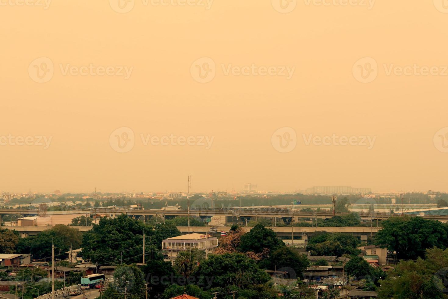 hoofdstad stad zijn gedekt door zwaar smog, mistig ochtend- en zonsopkomst in downtown met slecht lucht verontreiniging foto