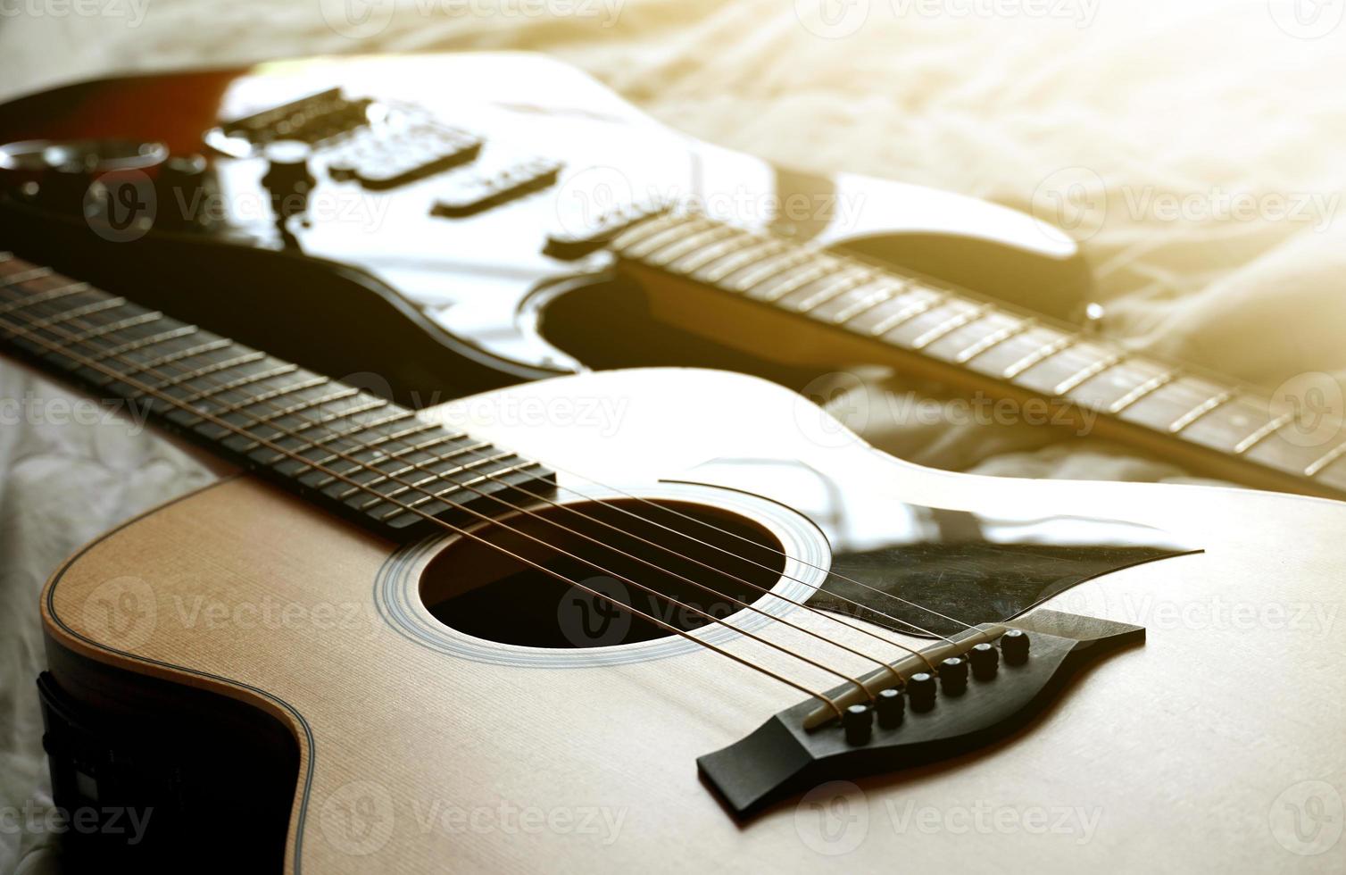akoestisch gitaar en elektrisch gitaar, gebruikt naar Speel muziek- en notities, voor zingen een liedje, macro abstract foto