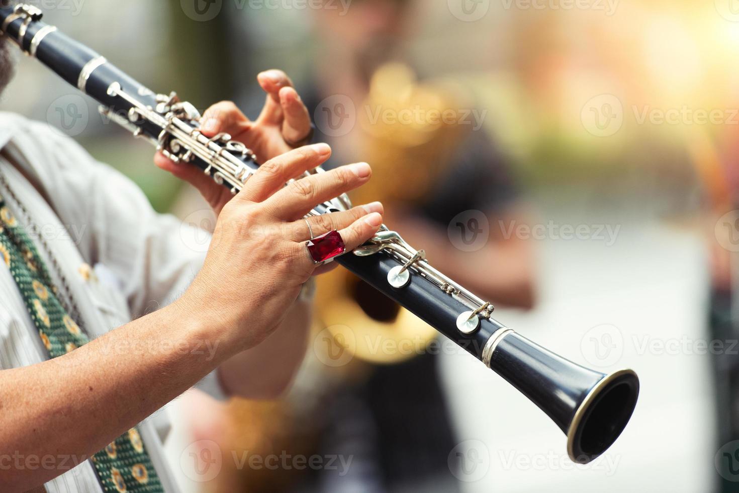 detail van een straatmuzikant die klarinet speelt foto