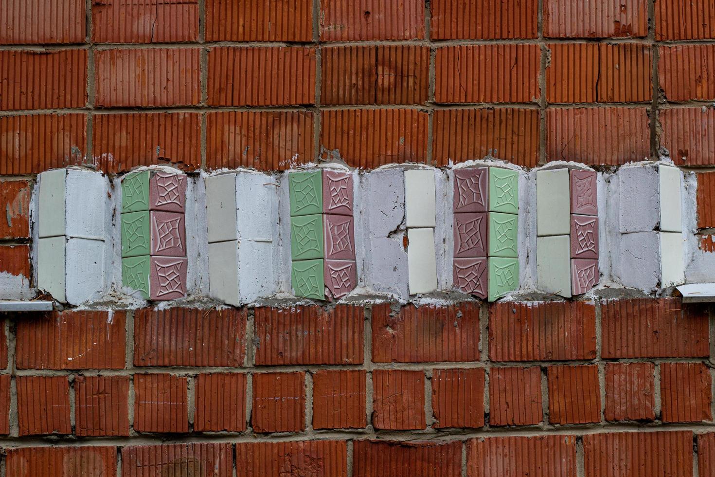 decoratie rood muur van de huis met tegels. foto