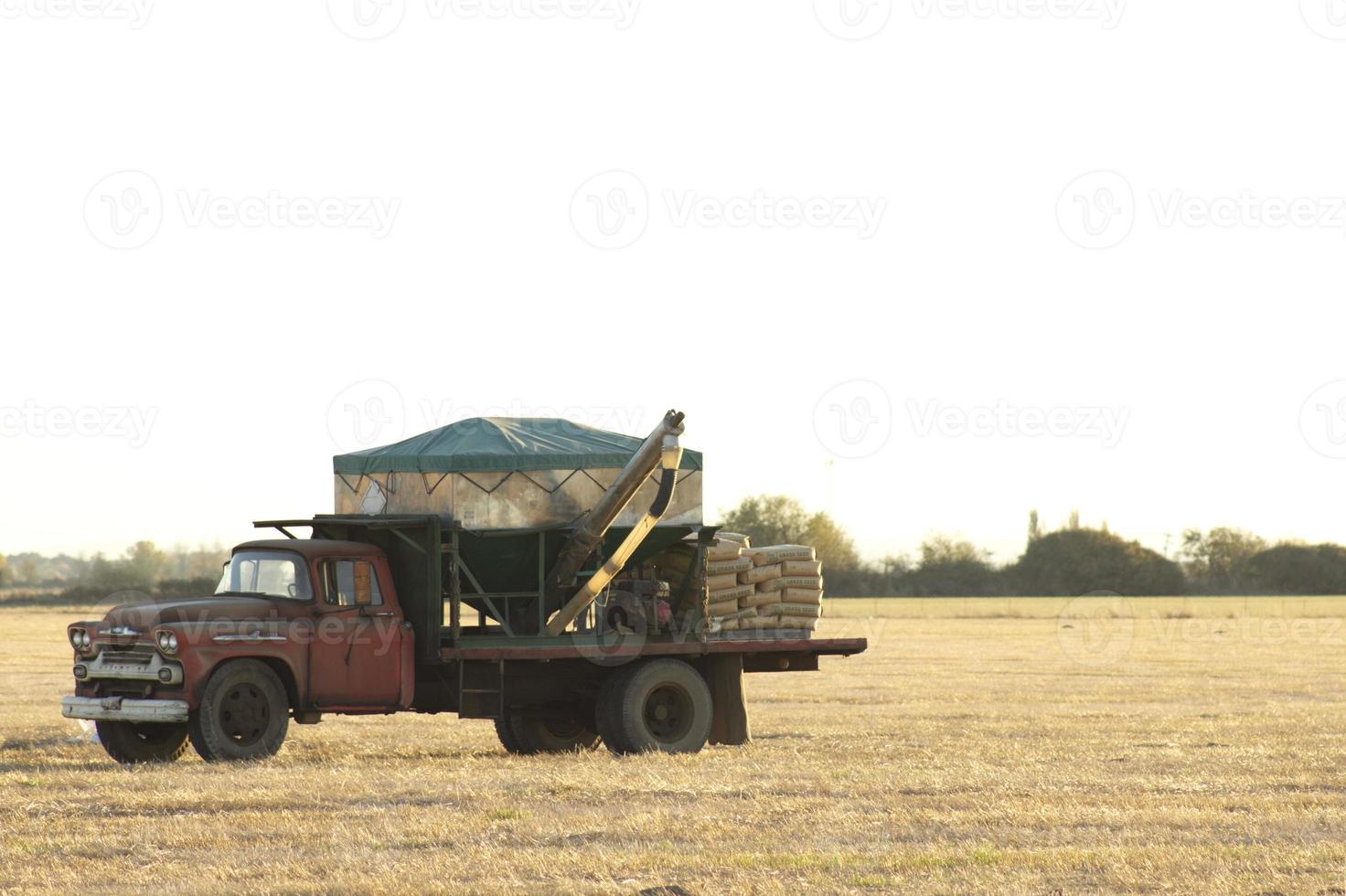 boerderij vrachtauto geparkeerd in een veld- foto