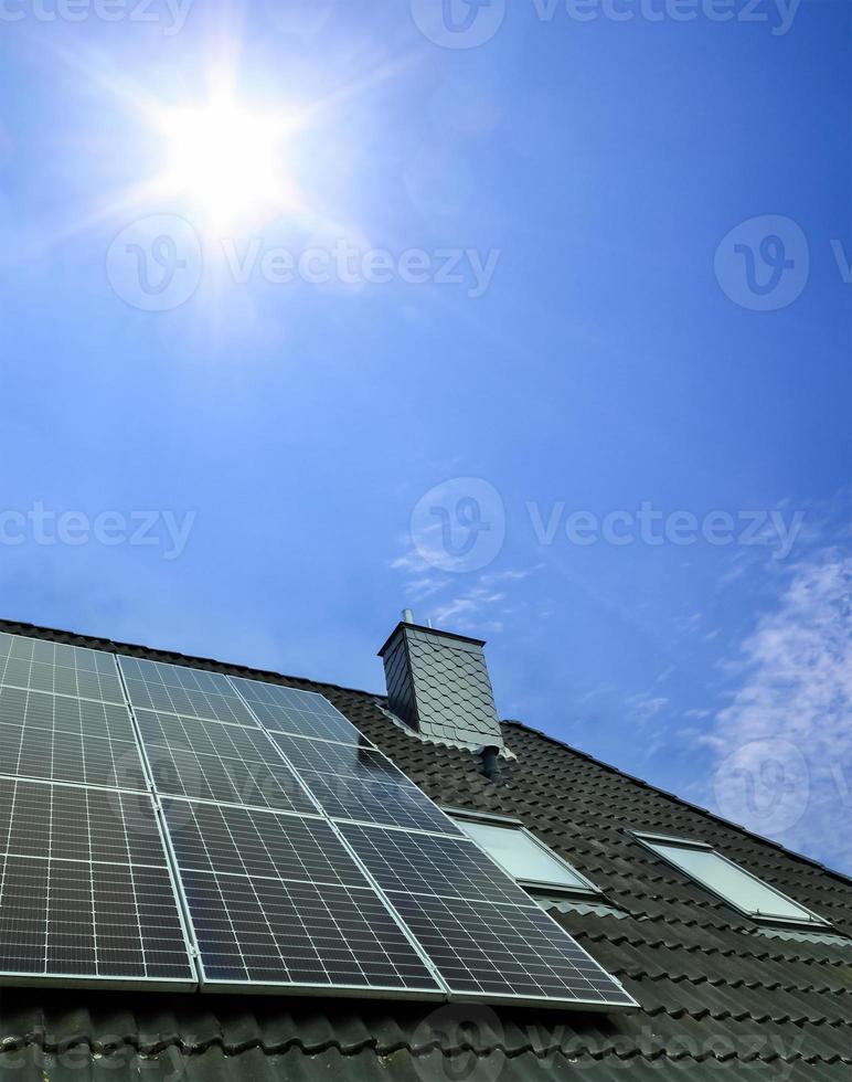 zonnepanelen die schone energie produceren op een dak van een woonhuis foto