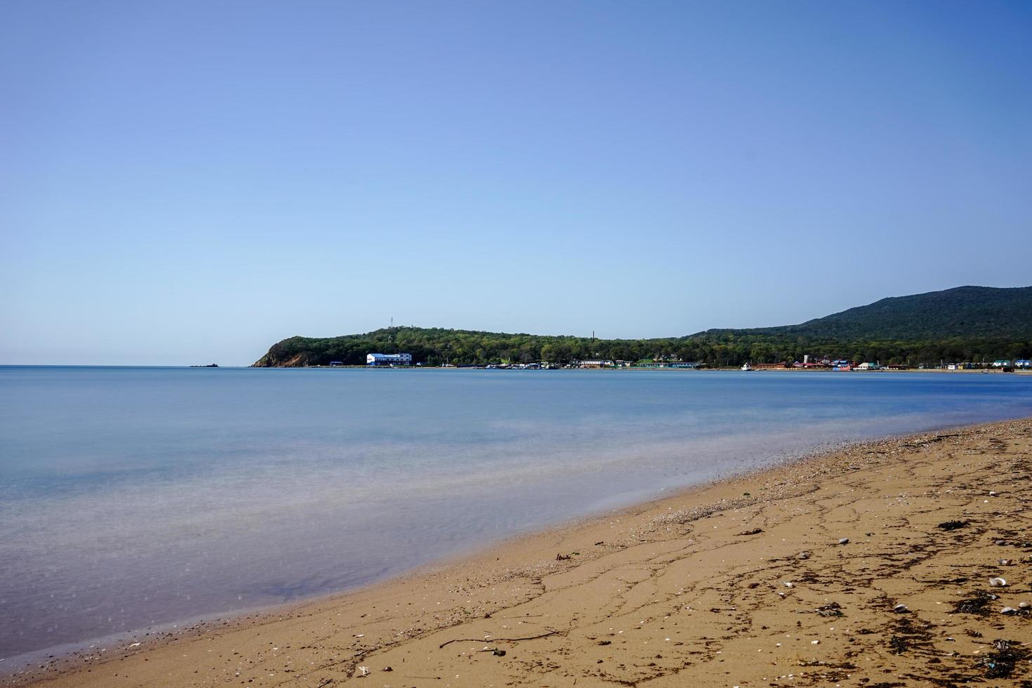 zeegezicht van strand, bergen en heldere blauwe hemel in Vladivostok, Rusland foto