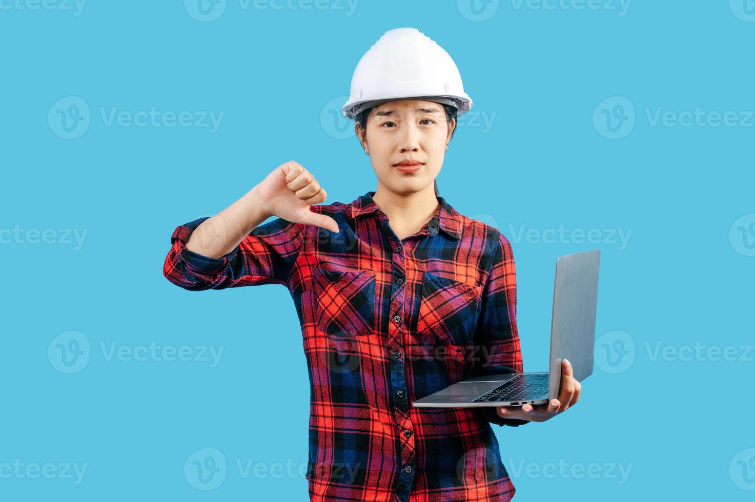 jong vrouw ingenieur vervelend helm en gebruik laptop computer foto