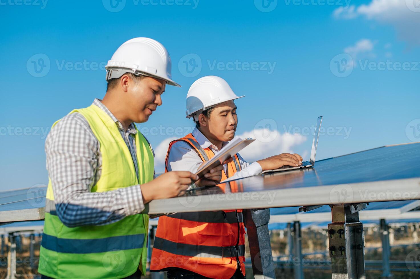 twee ingenieurs zijn bespreken gedurende werken Bij zonne- boerderij foto