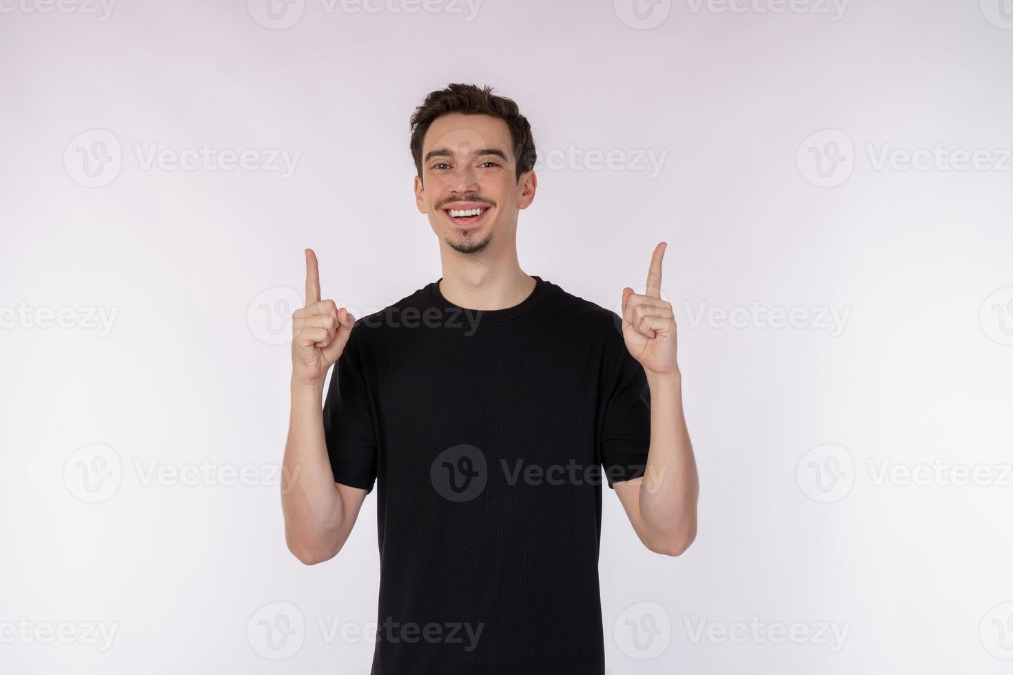 portret van gelukkig glimlachen jong Mens tonen duimen omhoog gebaar en op zoek Bij camera Aan geïsoleerd over- wit achtergrond foto