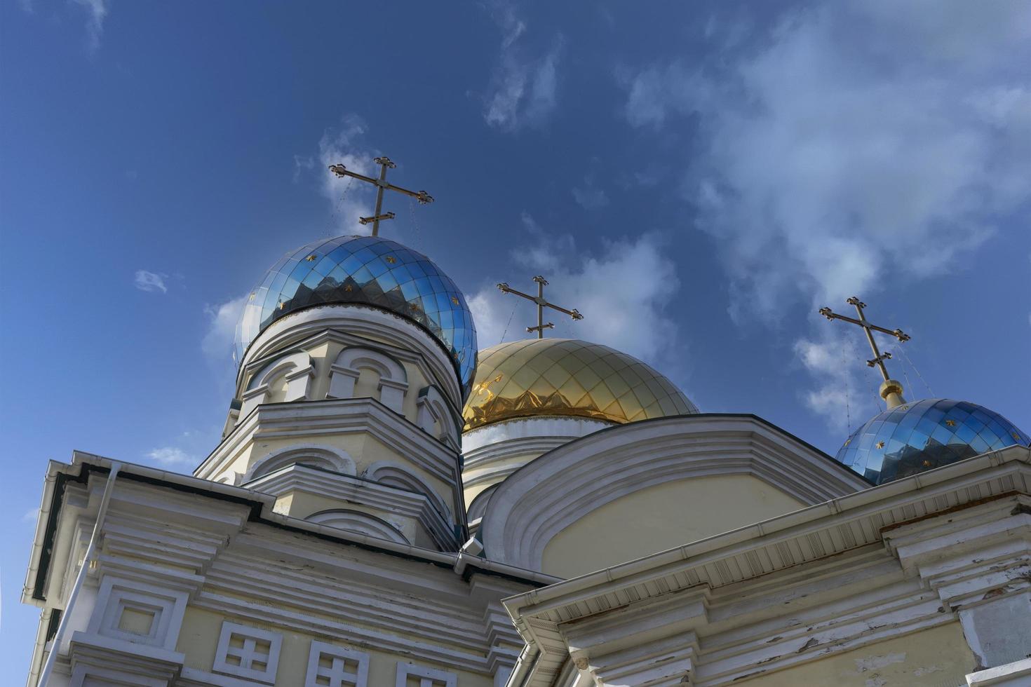 Pokrovsky-kathedraal met bewolkte blauwe hemel in Vladivostok, Rusland foto