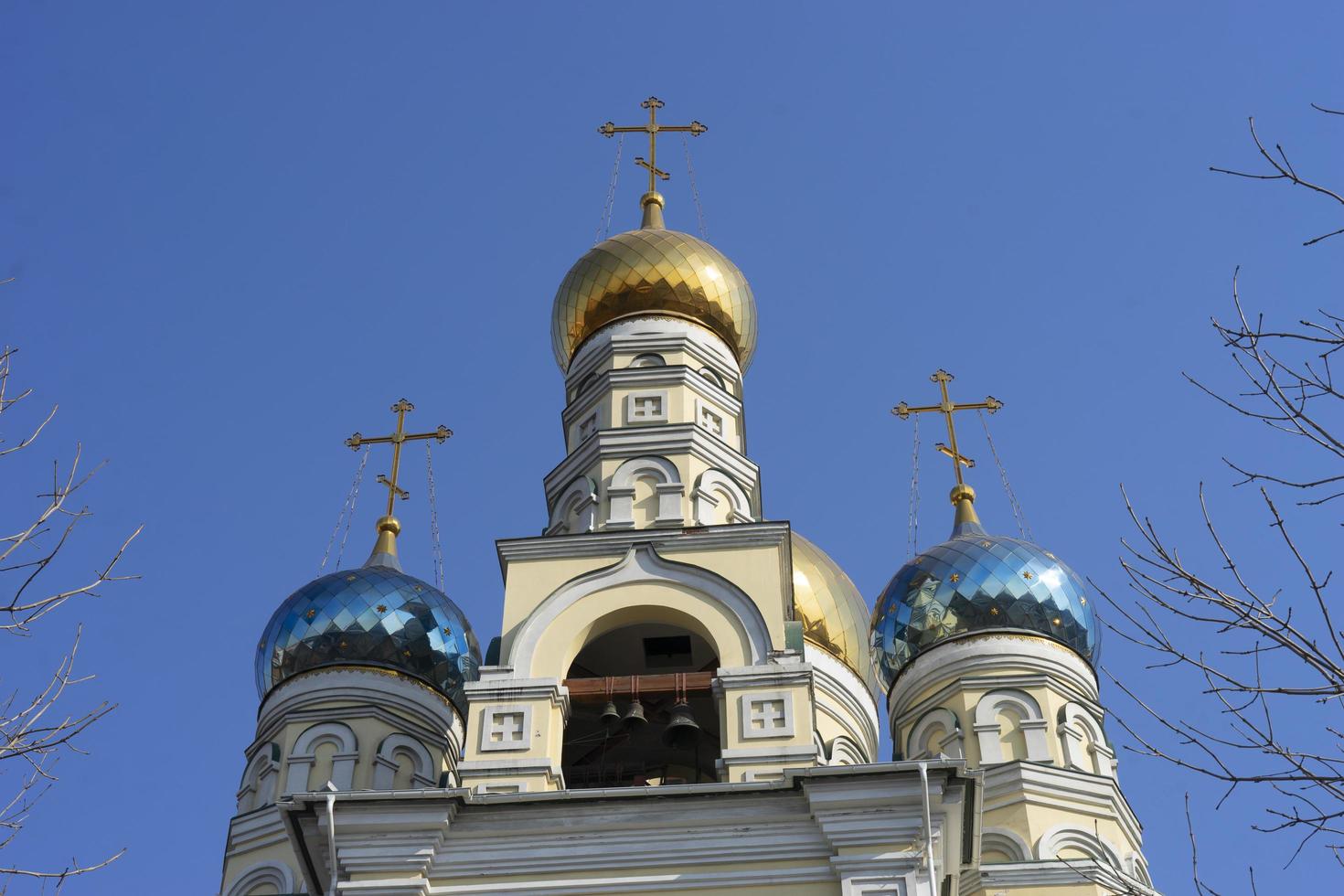 Pokrovsky-kathedraal met een heldere blauwe hemel in Vladivostok, Rusland foto