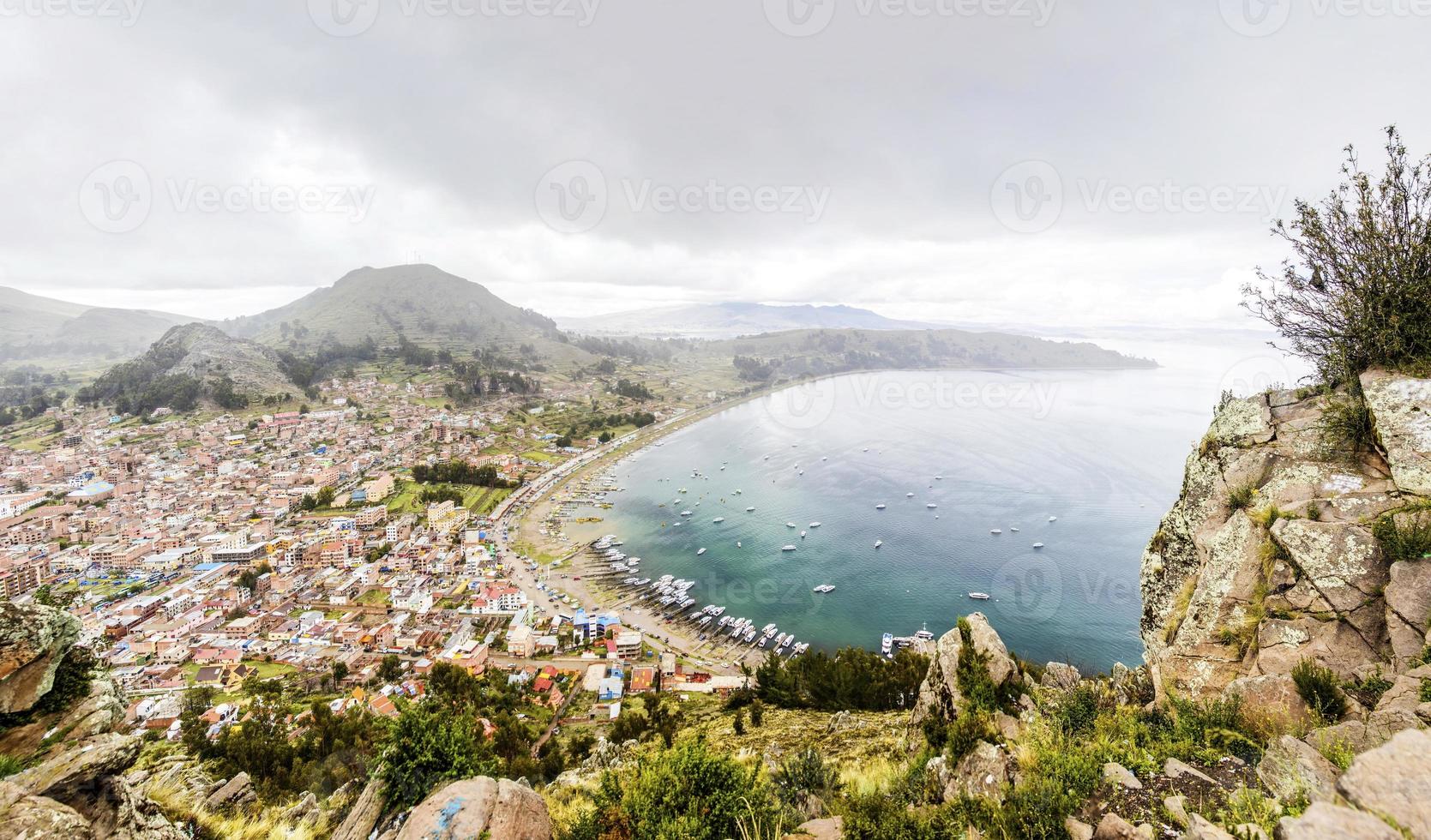 uitzicht op stad copacabana op titicacameer in bolivia foto