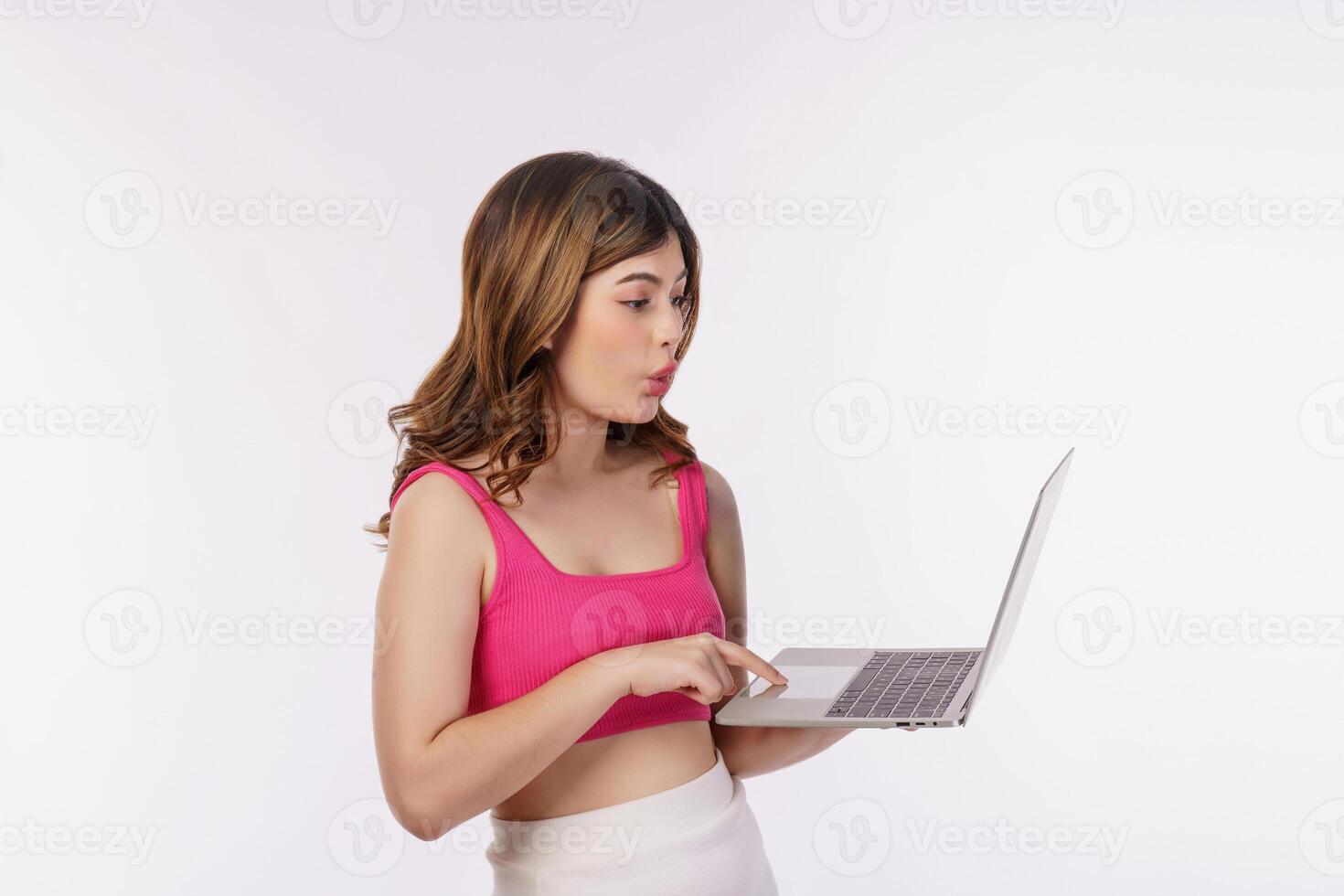 portret van opgewonden jong vrouw werken Aan laptop computer geïsoleerd over- wit achtergrond foto