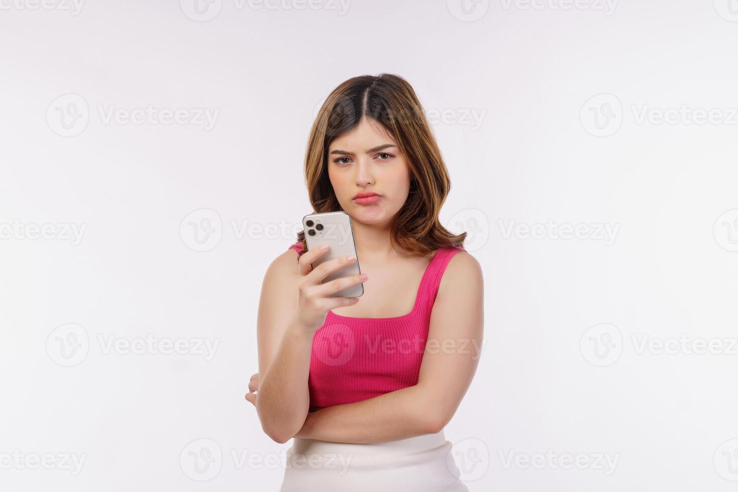 portret van verward jong vrouw gebruik makend van mobiel telefoon geïsoleerd over- wit achtergrond foto