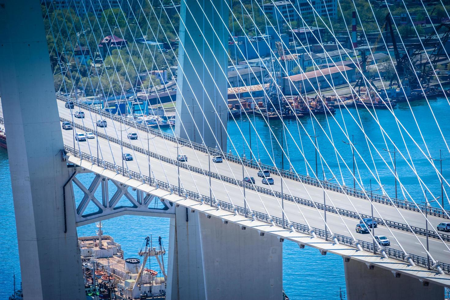 luchtfoto van auto's op gouden brug in Vladivostok, Rusland foto