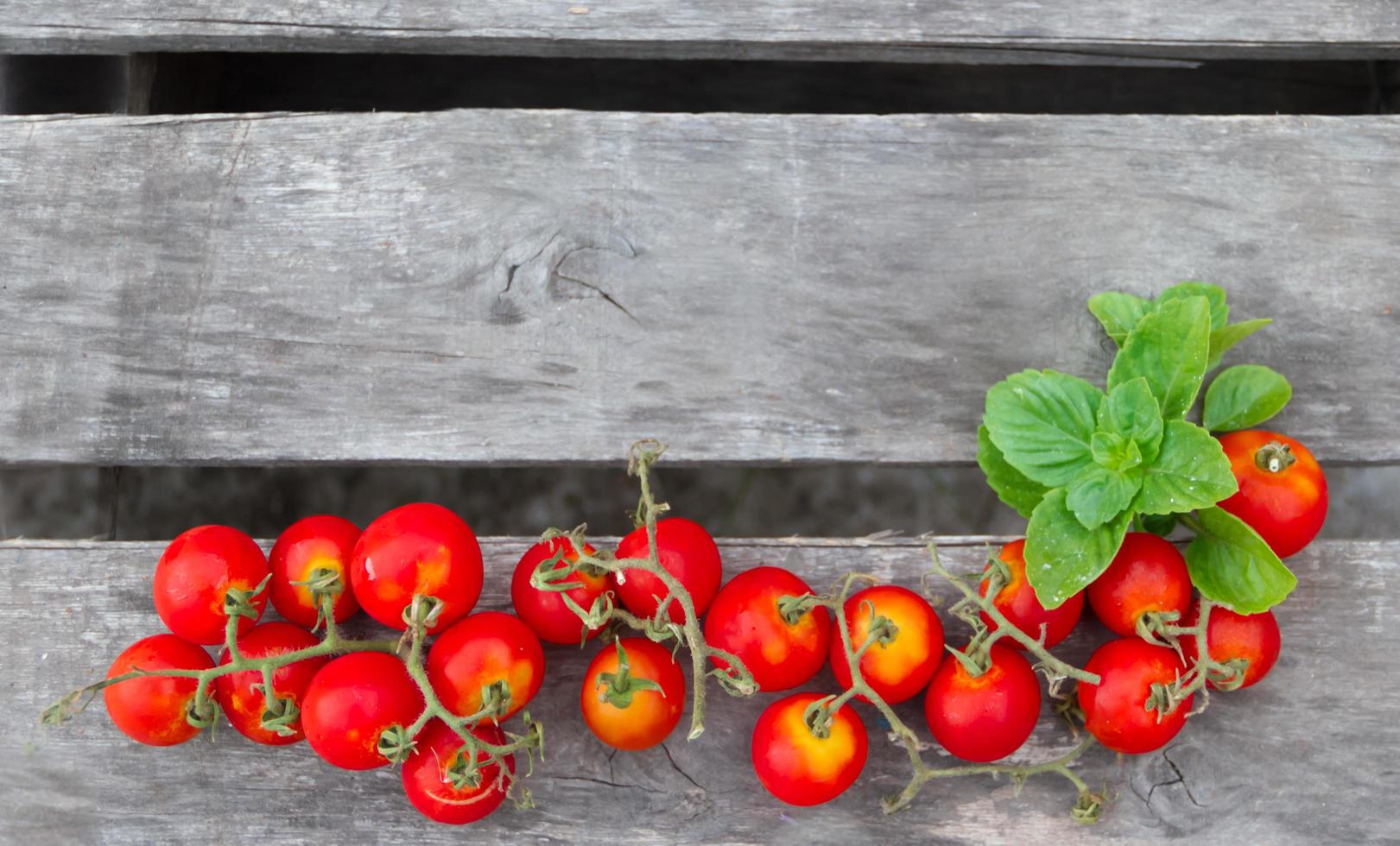 rustiek keuken achtergrond met kers tomaten ru foto