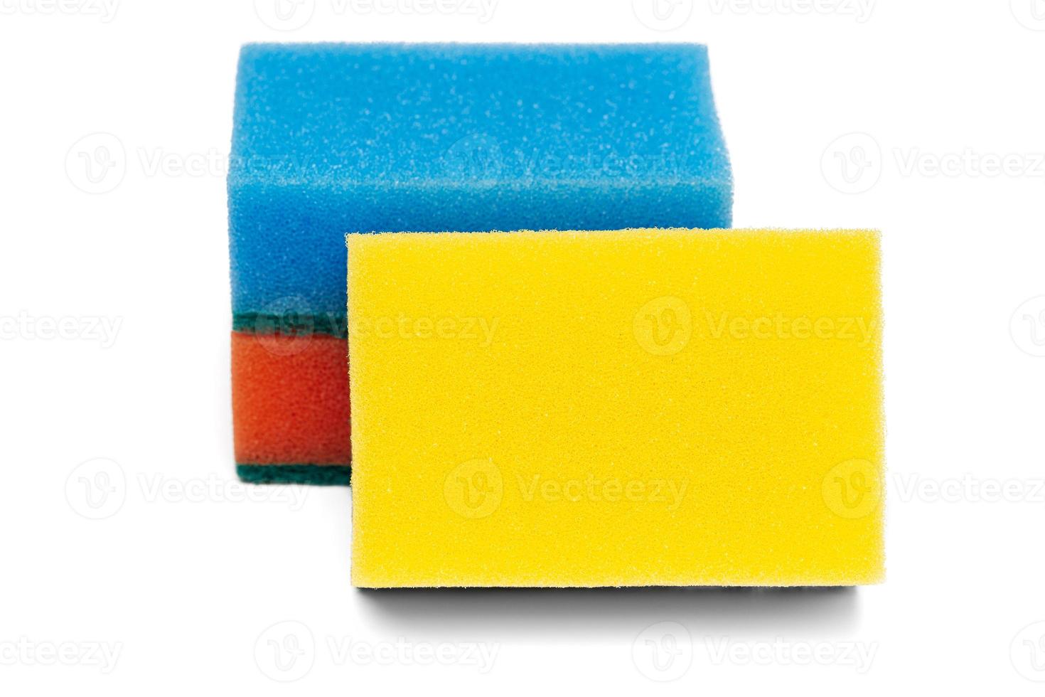 geel, blauw, roze schuim sponzen met schurend materiaal gebruikt voor elke dag sanitair schoonmaak in huis foto