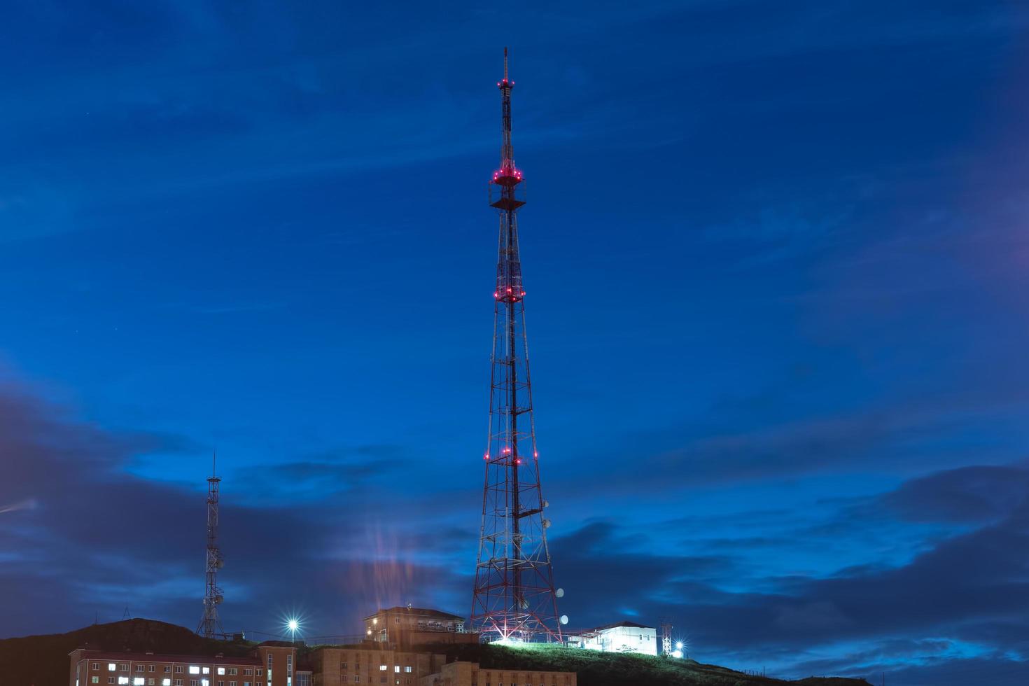 televisie- of communicatietoren met donkere bewolkte hemel in Vladivostok, Rusland foto
