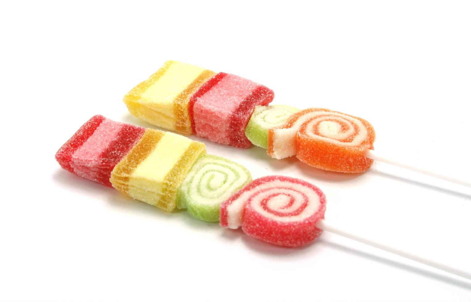 kleurrijke snoep op een witte achtergrond foto