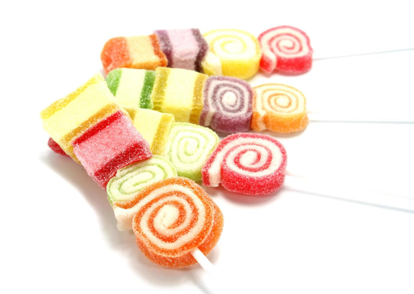 kleurrijke snoep op een witte achtergrond foto