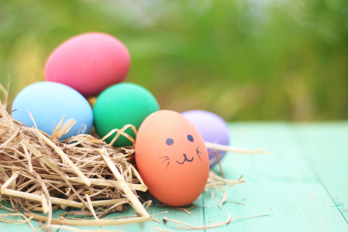 paaseieren in een nest op een houten achtergrond foto