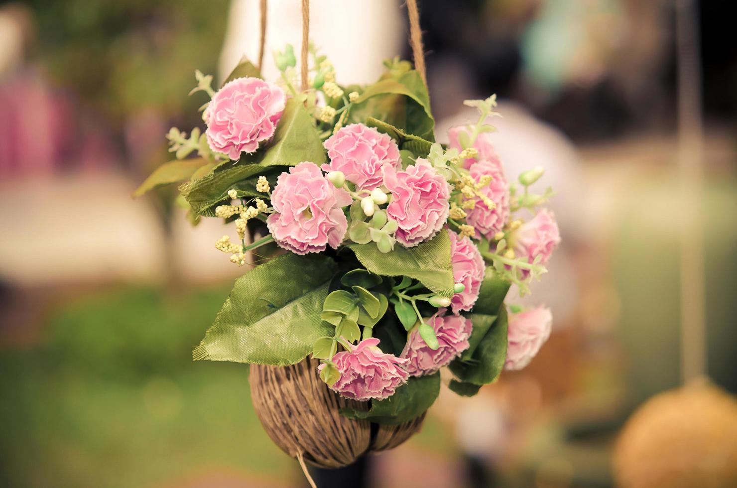 roze bloemen in een hangende pot foto