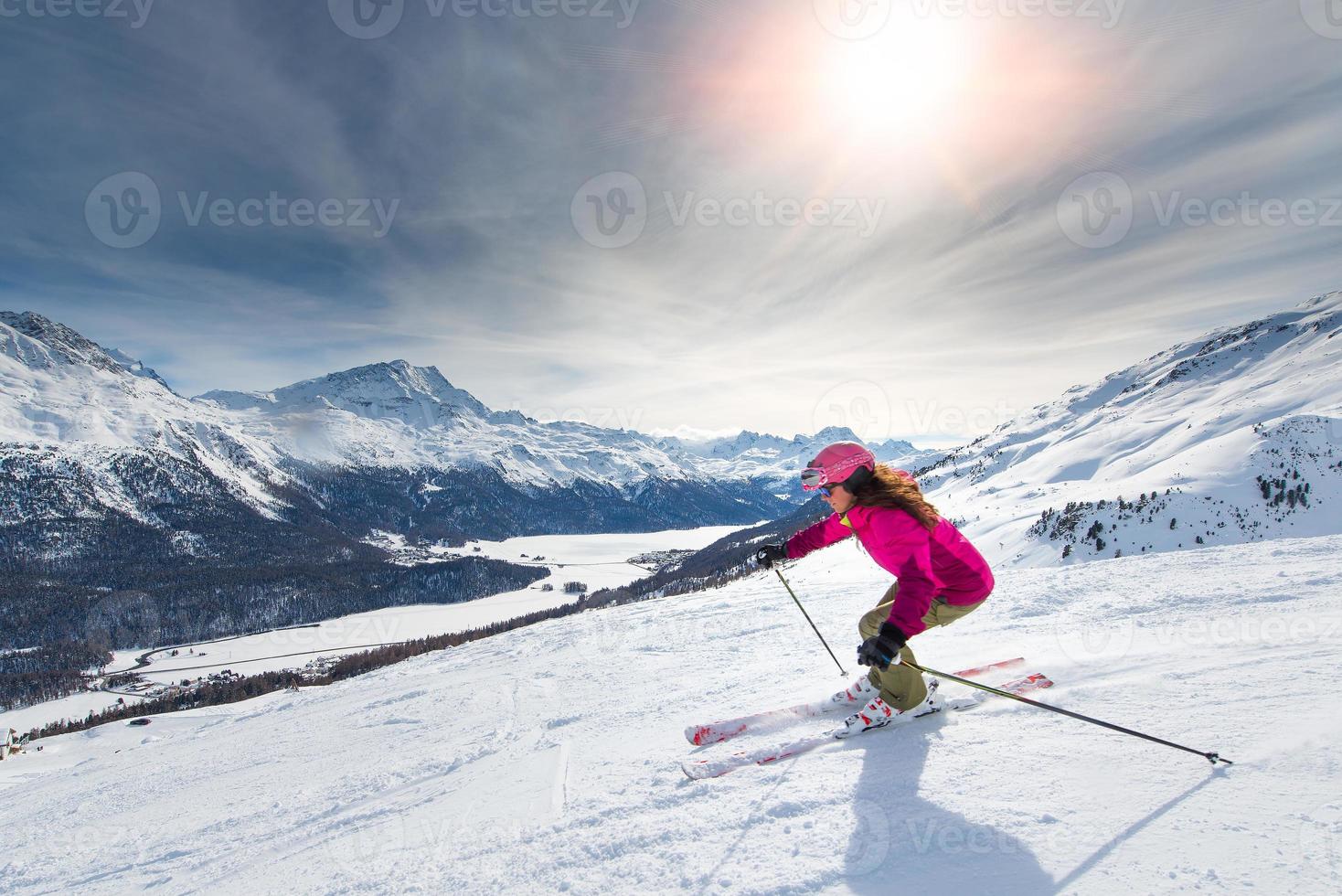 vrouwelijke skiër op het goede spoor foto