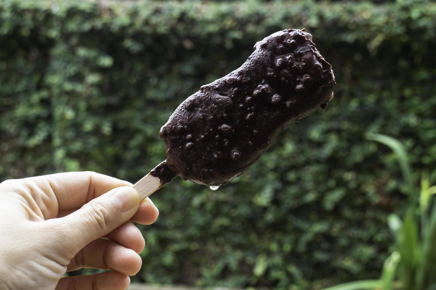 ijs bedekt met chocolade en noten foto