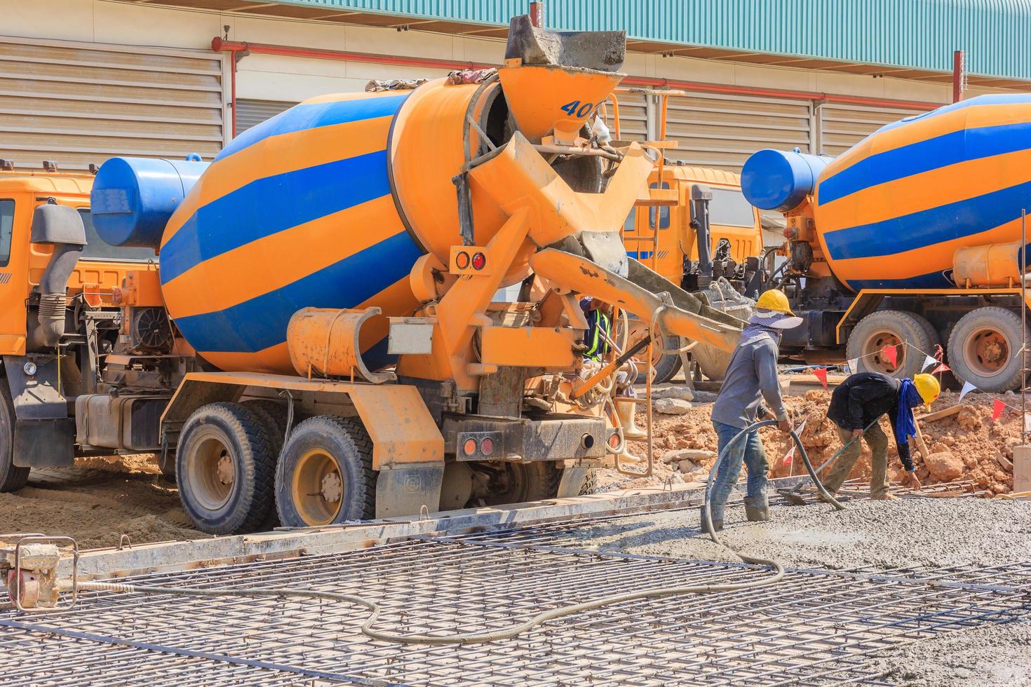 beton storten tijdens commerciële betonvloeren van gebouwen op bouwplaats foto