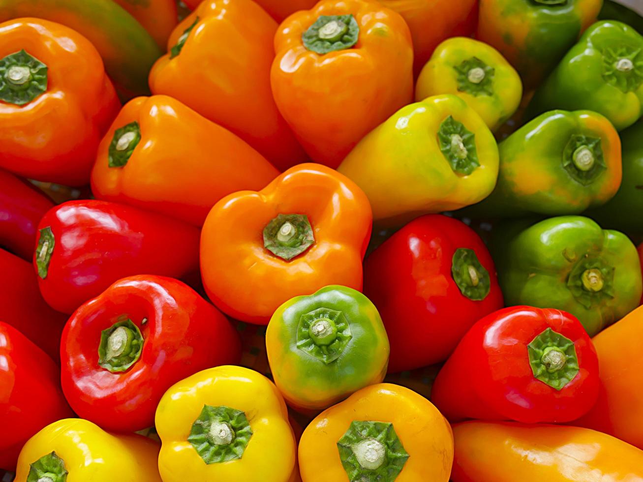 kleurrijke paprika's op de markt foto