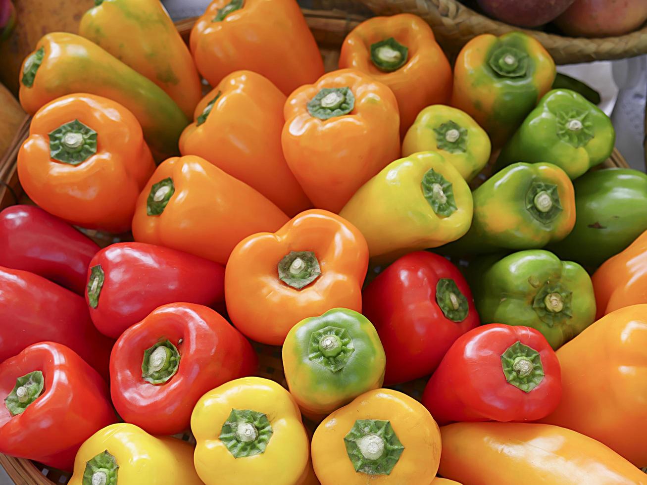 kleurrijke paprika's op de markt foto