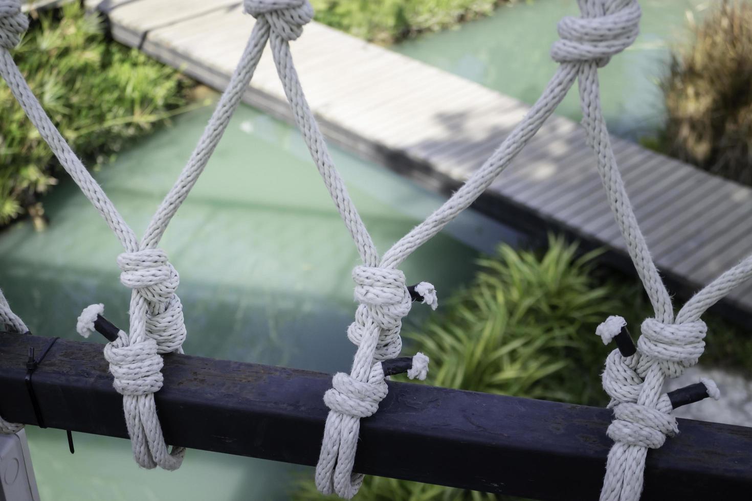 touwknopen die een brug omhoog houden foto