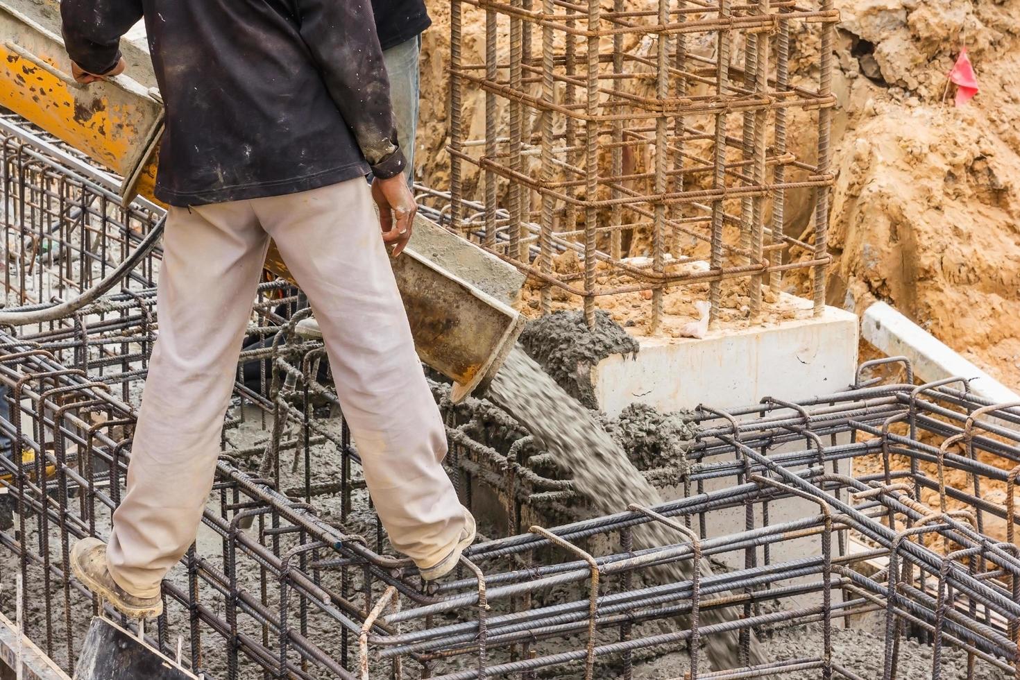 beton gieten tijdens commerciële betonnen vloeren van gebouwen in bouwplaats foto