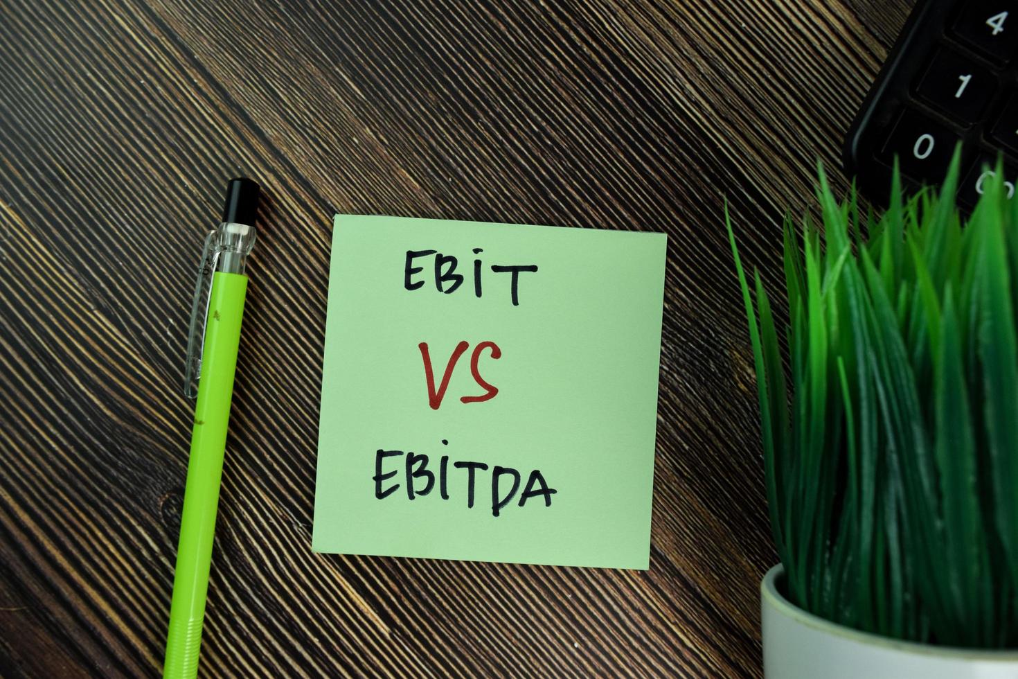 ebit vs ebitda geschreven op notitie geïsoleerd op houten tafel foto