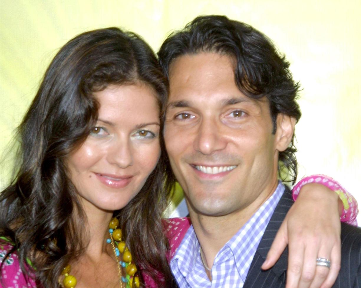 Jill hennessy en echtgenootpaolo mastropietrola's vegas zwembad feestnbc tca tour eventbeverly hilton hotelbeverly heuvels cajulie 24 20052005 foto