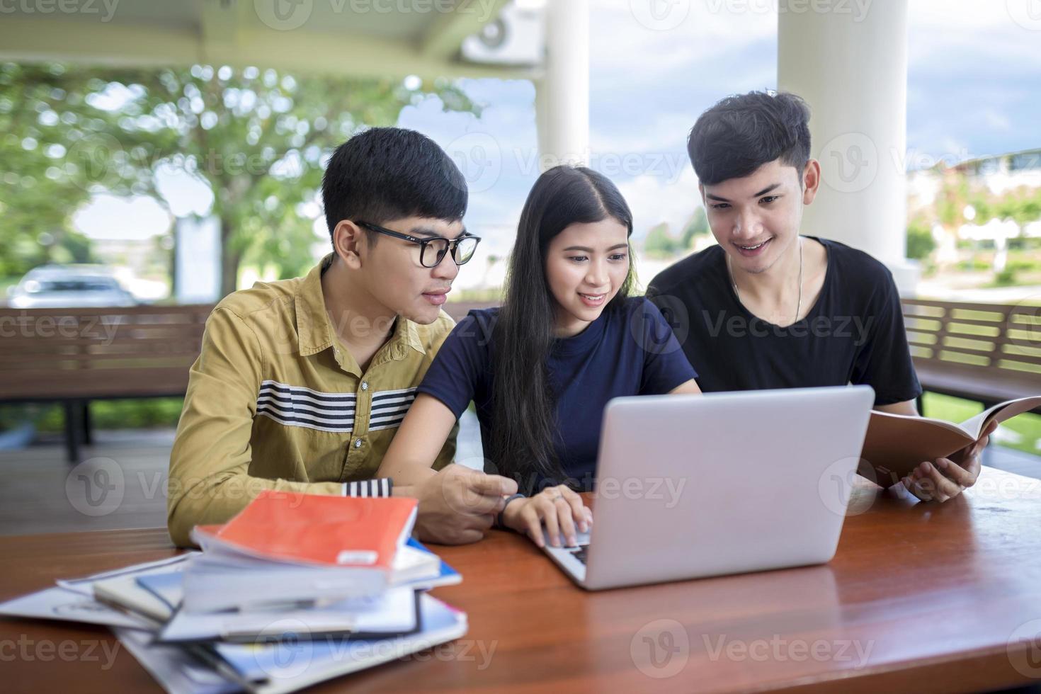 drie tieners die naar een afgelegen school gaan foto