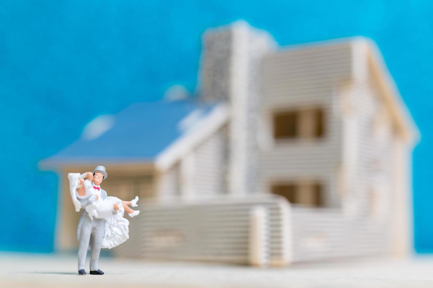 miniatuur bruid en bruidegom op een blauwe achtergrond foto