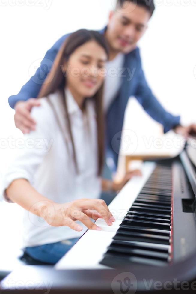 paar samen piano spelen foto