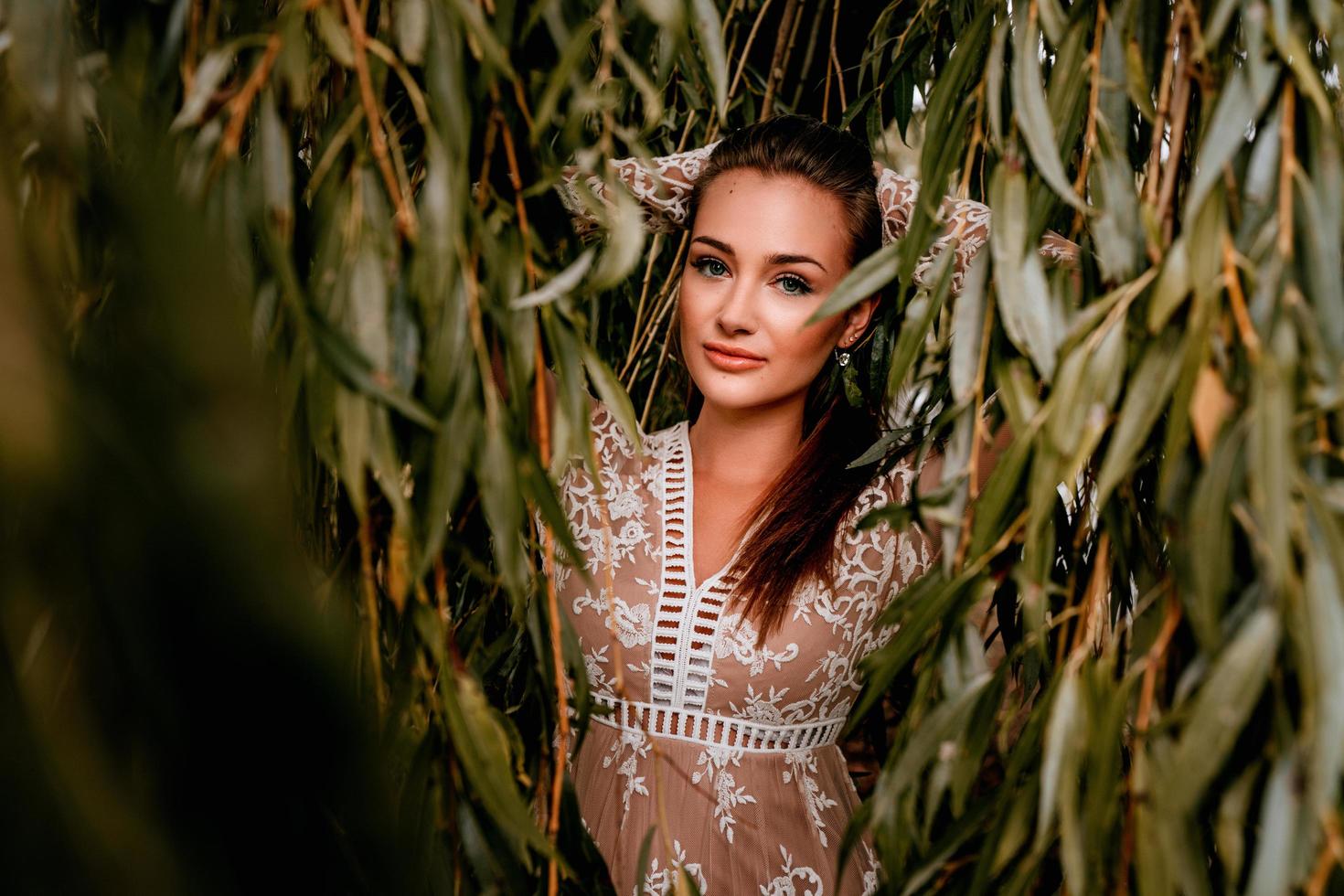 vrouw poseren onder bladeren foto