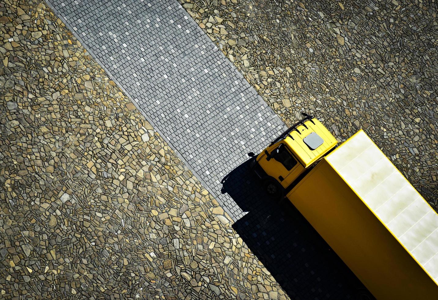 gele vrachtwagen op stenen bestrating foto