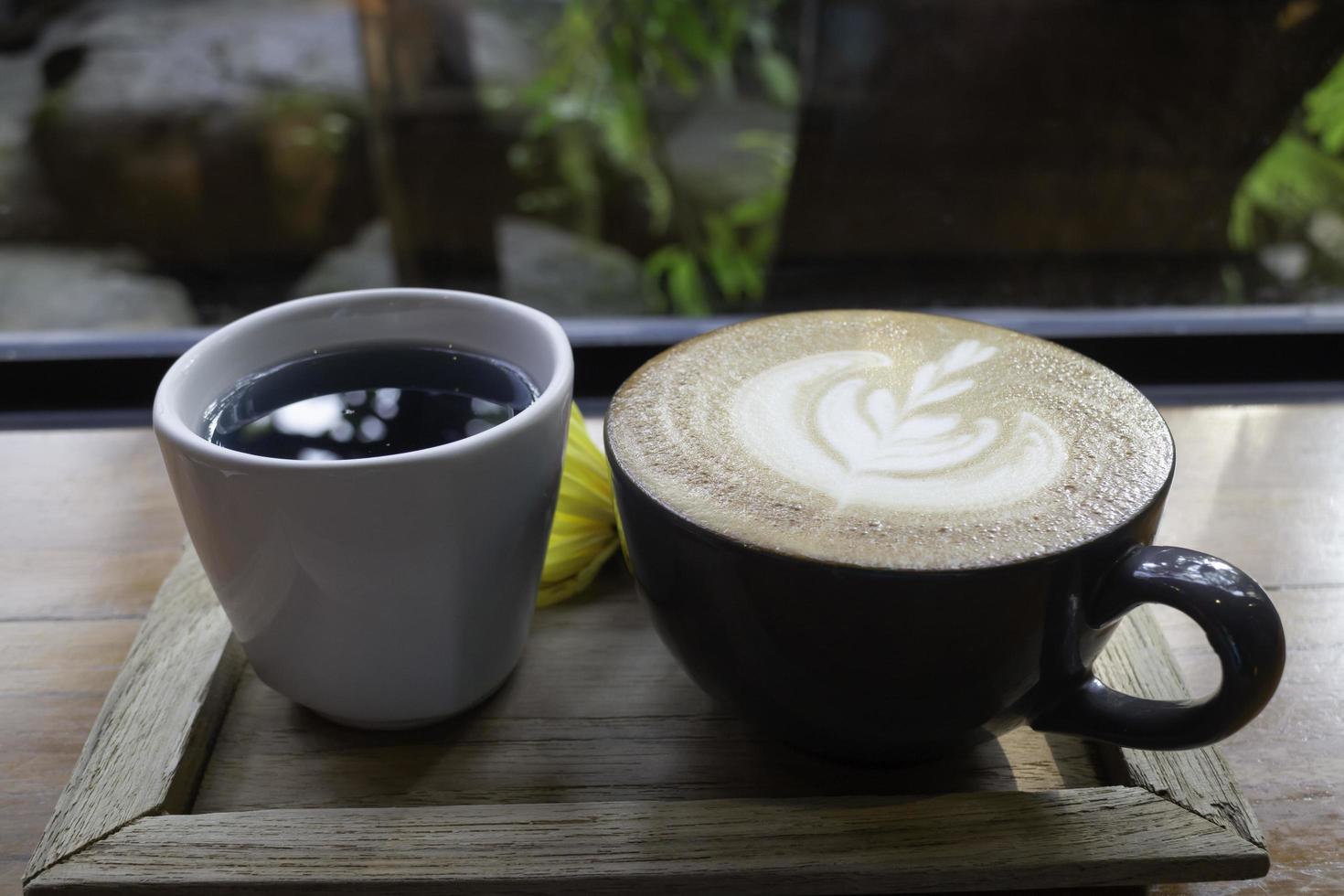 latte en thee op een houten schotel foto