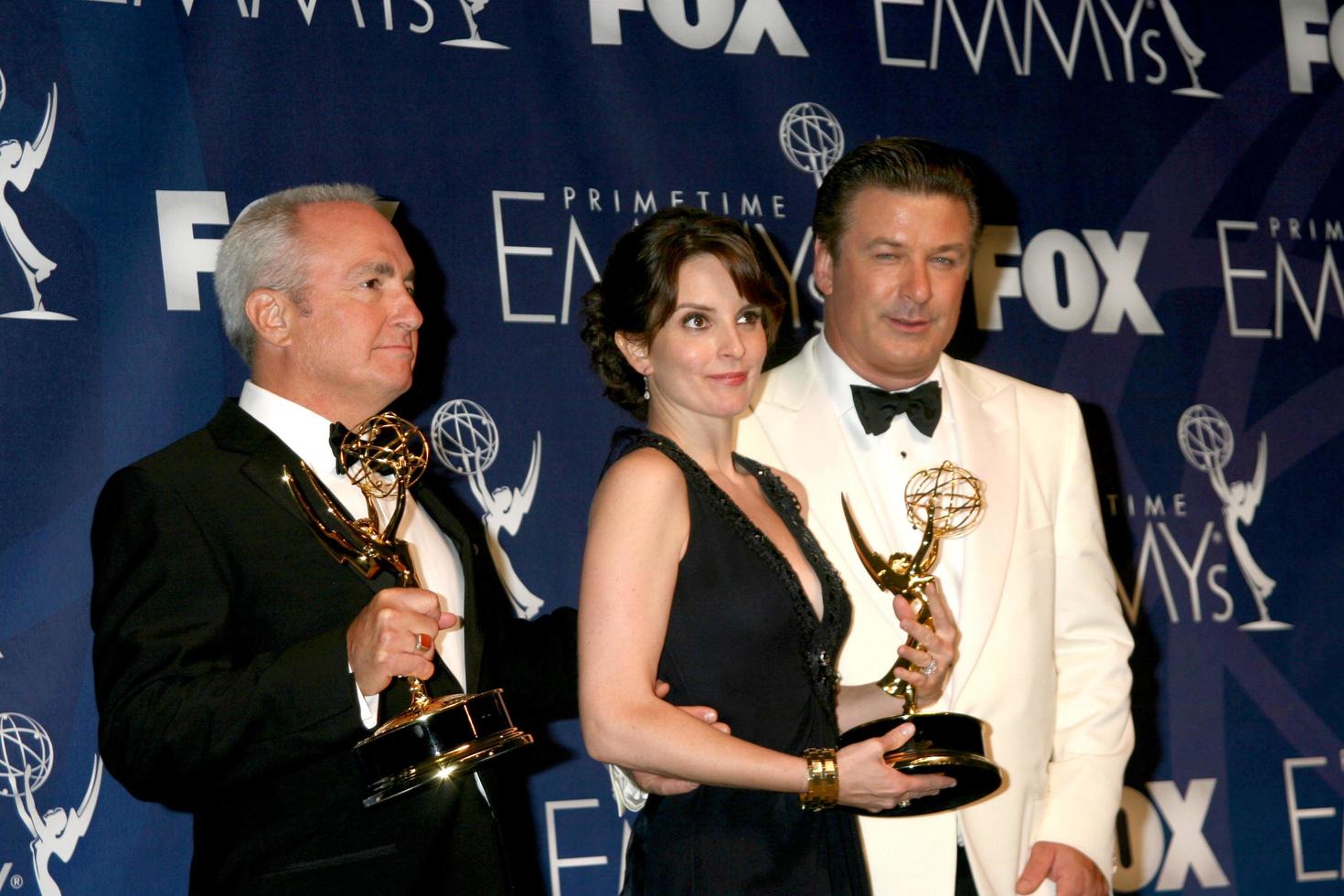 tina fey lorne michaels en alec baldwinemmy prijzen 2007 druk op kamers heiligdom auditoriumlos angeles kastanjebruin 16 20072007 foto