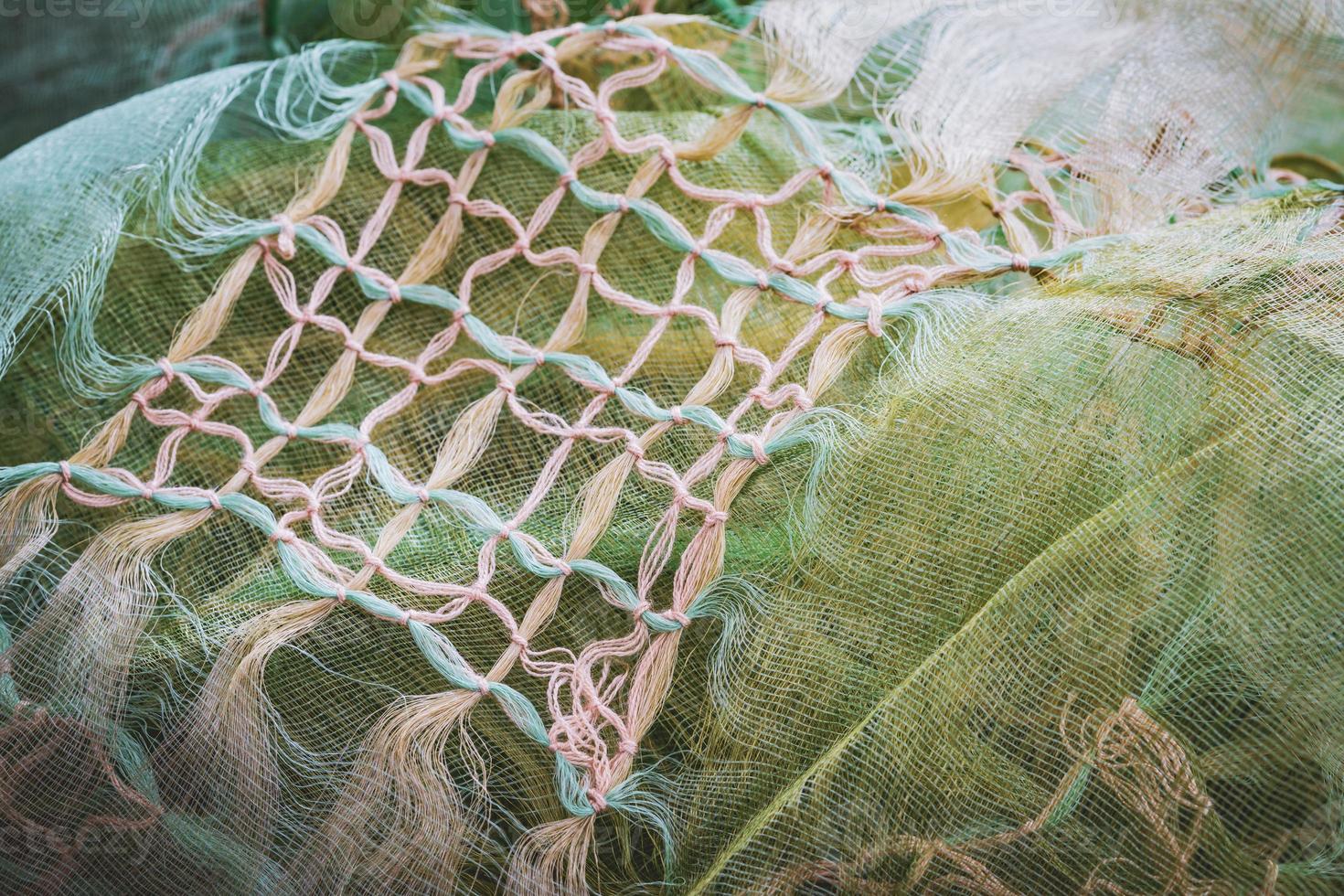 macramé knopen die een verfrommelde sjaal versieren foto