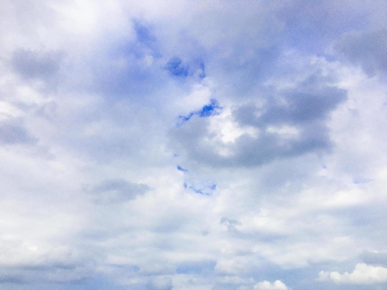 wolken en blauwe hemel met kopie ruimte achtergrond foto