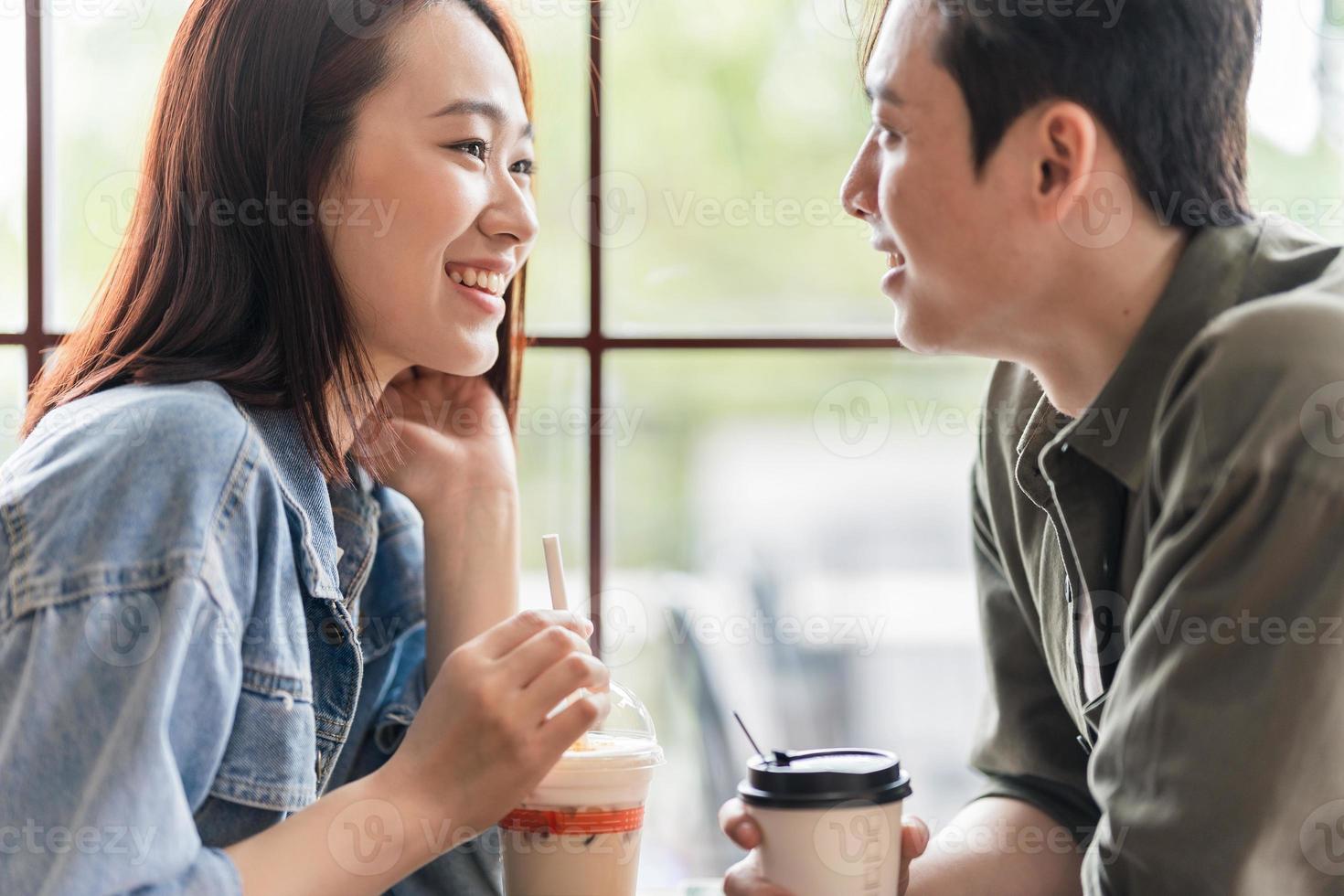 jong Aziatisch stel dating bij coffeeshop foto