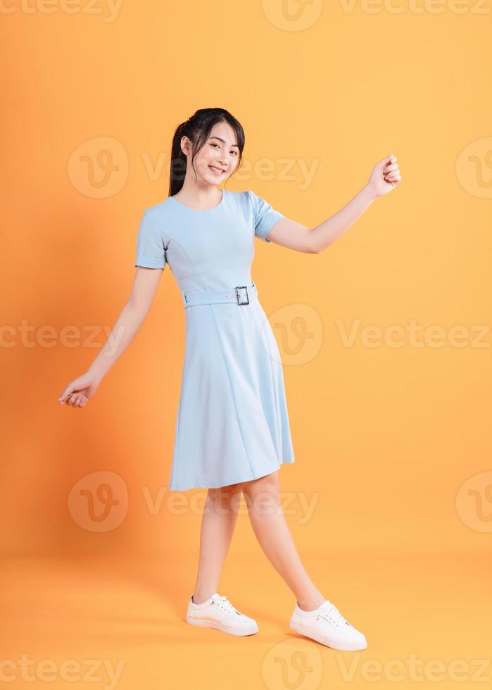 jong Aziatisch vrouw vervelend jurk Aan achtergrond foto