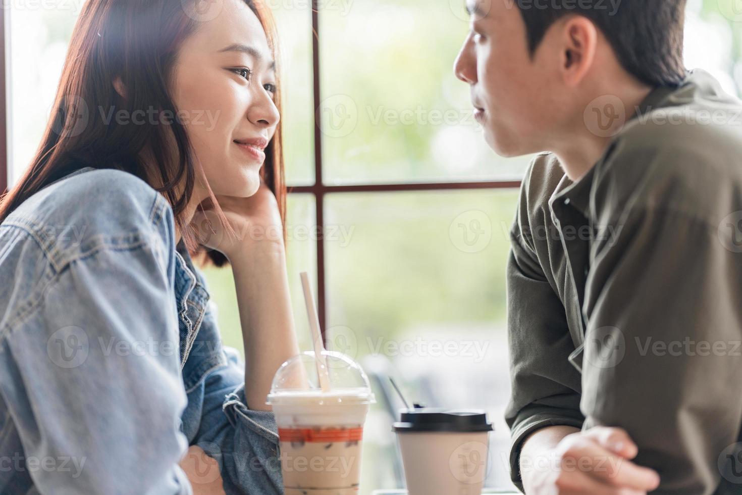 jong Aziatisch stel dating bij coffeeshop foto