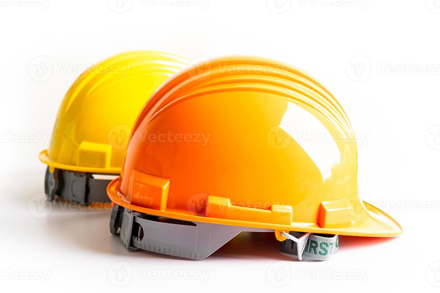 bouw helm Aan wit achtergrond, ingenieur veiligheid concept. foto