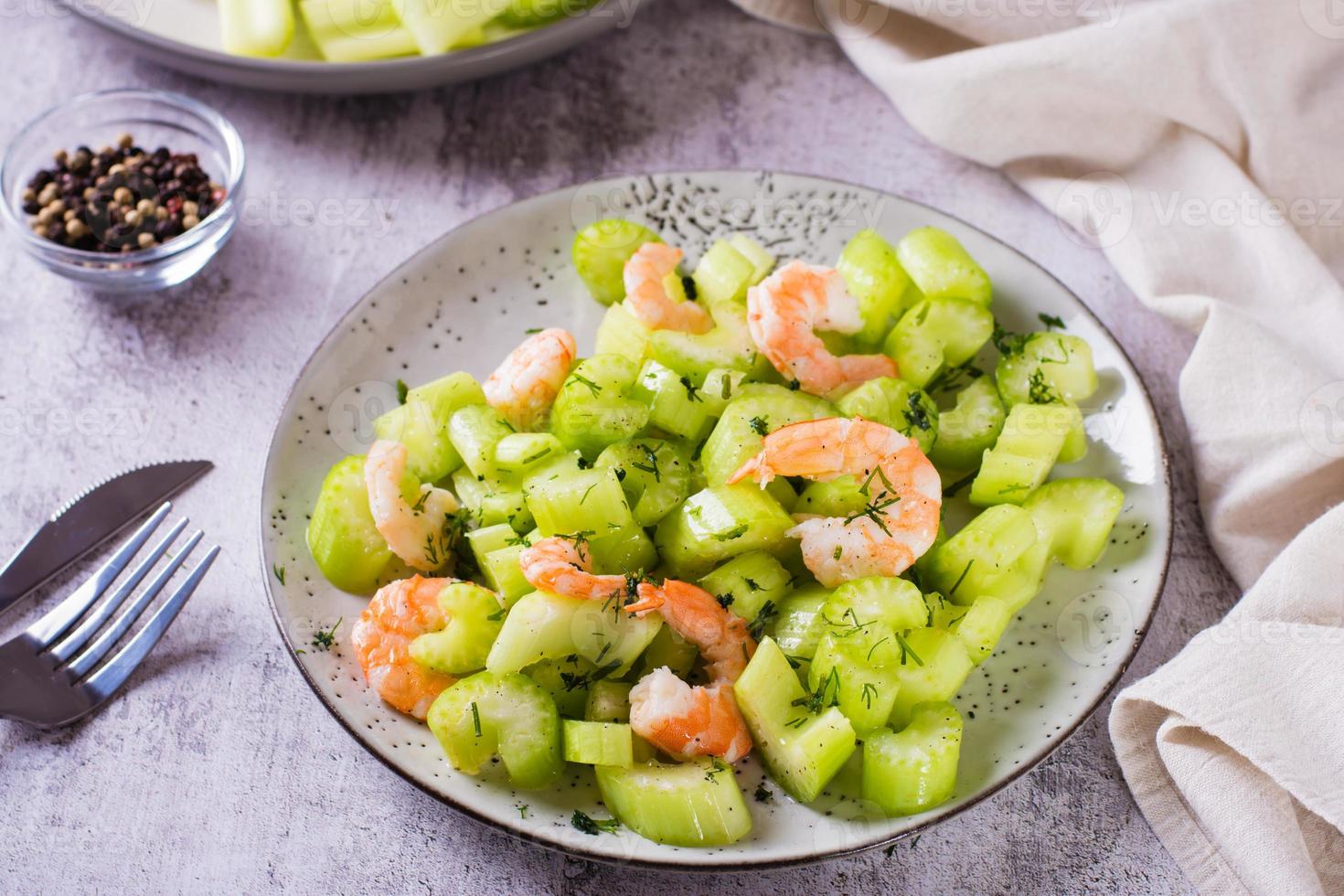 garnalen en gehakt selderij in een vegetarisch vitamine salade voor een antioxidant eetpatroon Aan een bord foto