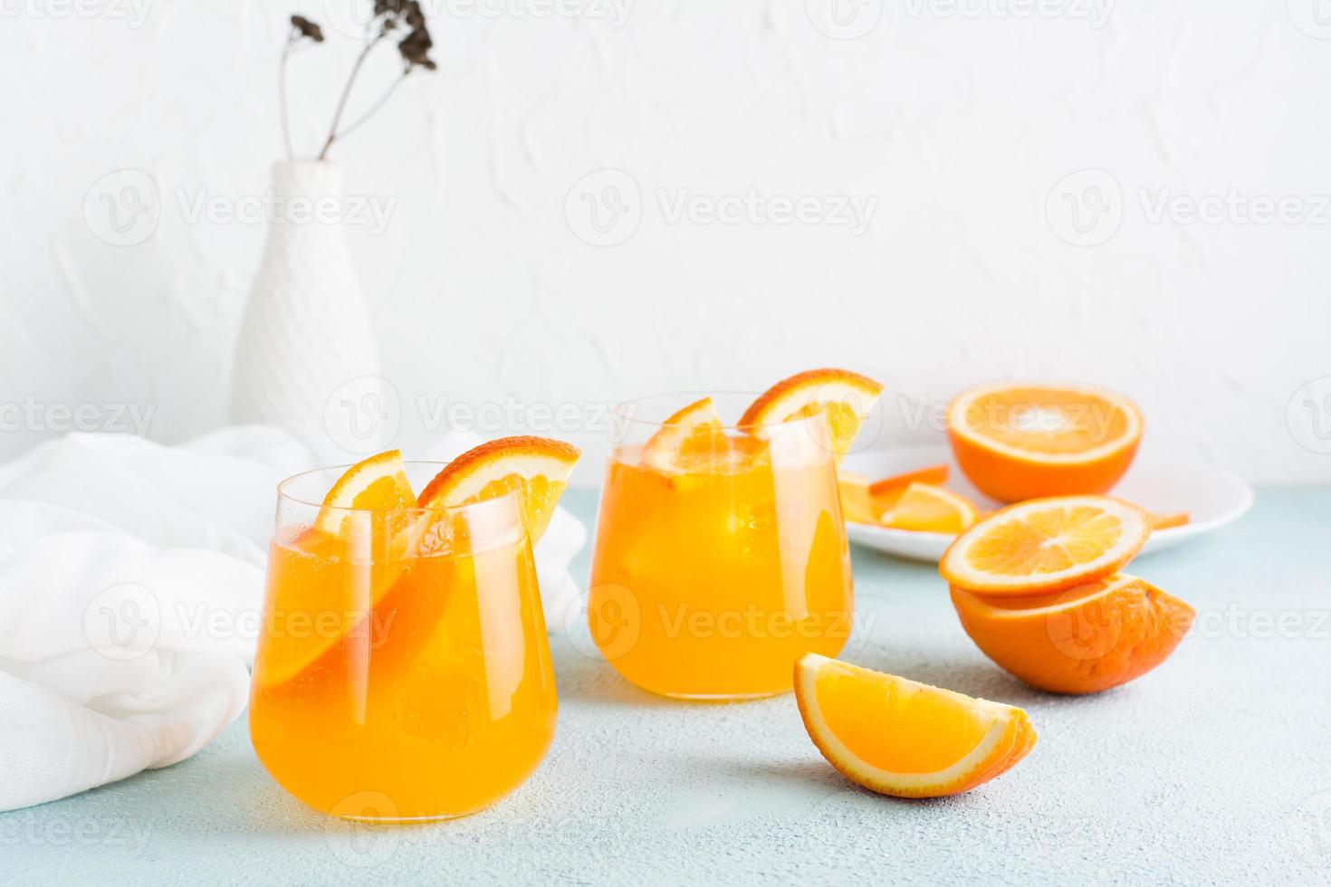 moeilijk seltzer cocktail met oranje in bril Aan de tafel. eigengemaakt drankje. kopiëren ruimte foto