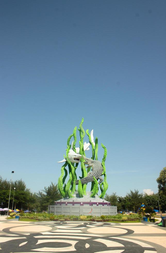 suur en jongen standbeelden in suroboyo park, Taman suroboyo, Surabaya foto