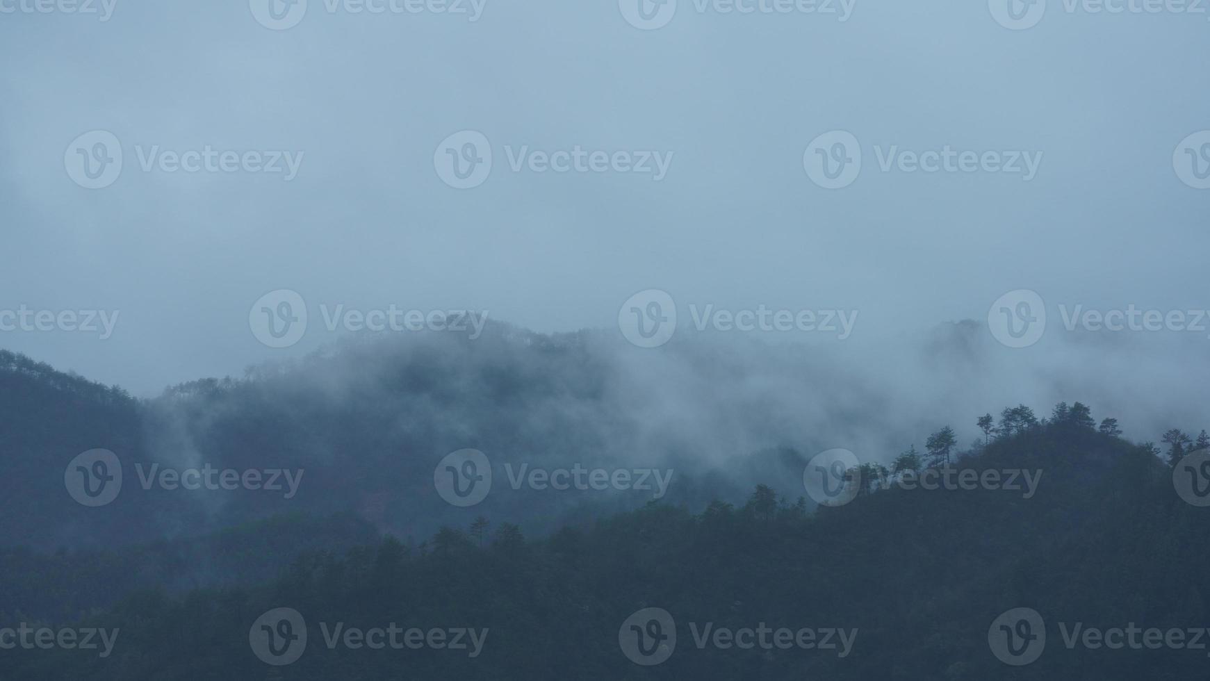 de mooi bergen visie met de mist gedurende de regenachtig dag foto